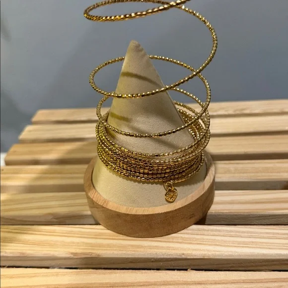 Elegant Gold Beaded Bracelet with Heart Charm - Picture 3 of 4